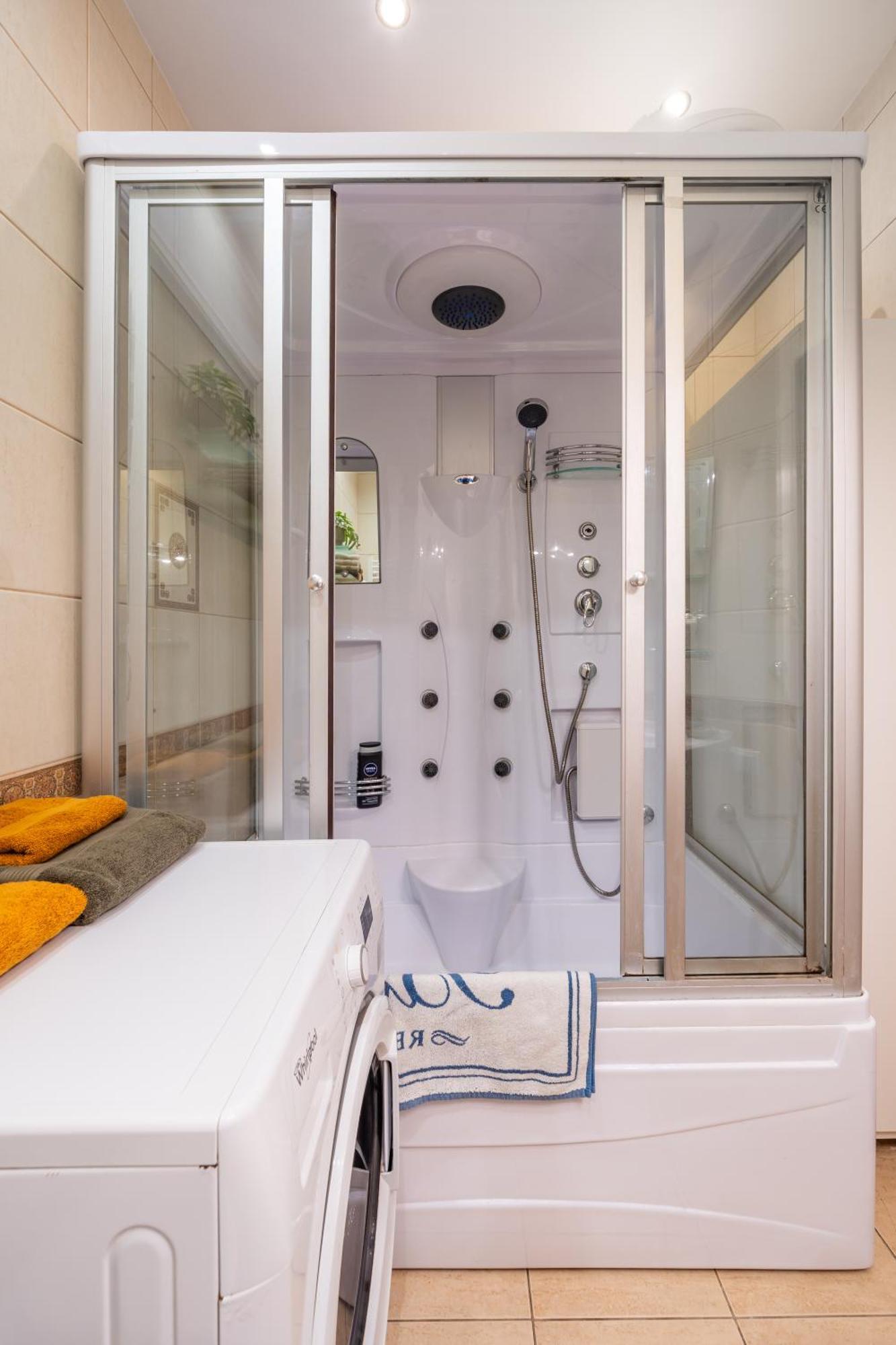 Apartamento Baltic Amber In Diplomatic District & Free Parking Riga Exterior foto