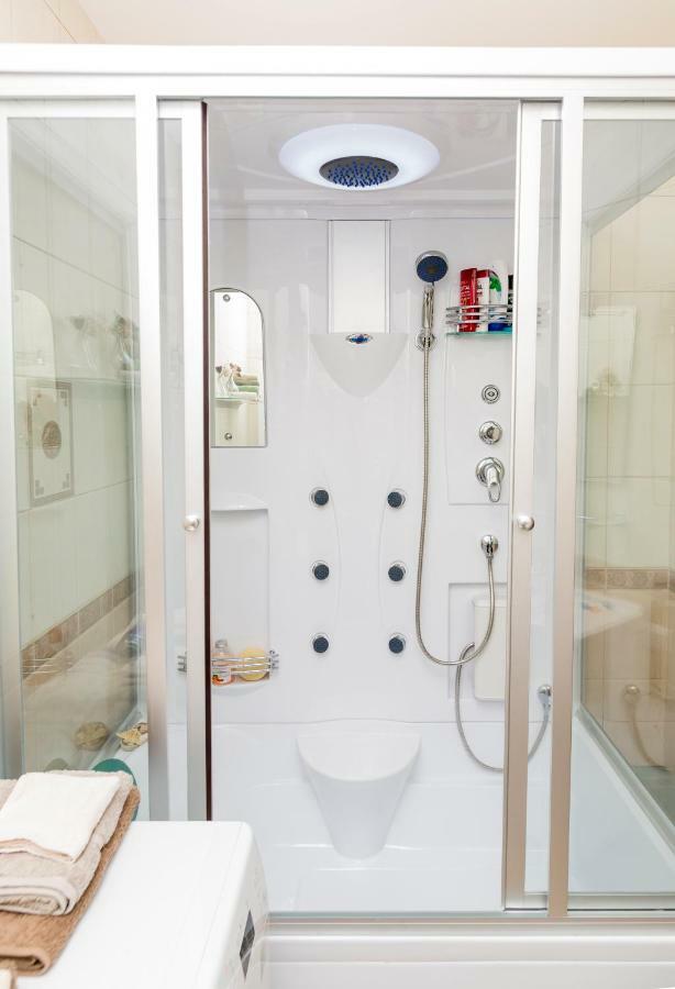 Apartamento Baltic Amber In Diplomatic District & Free Parking Riga Exterior foto